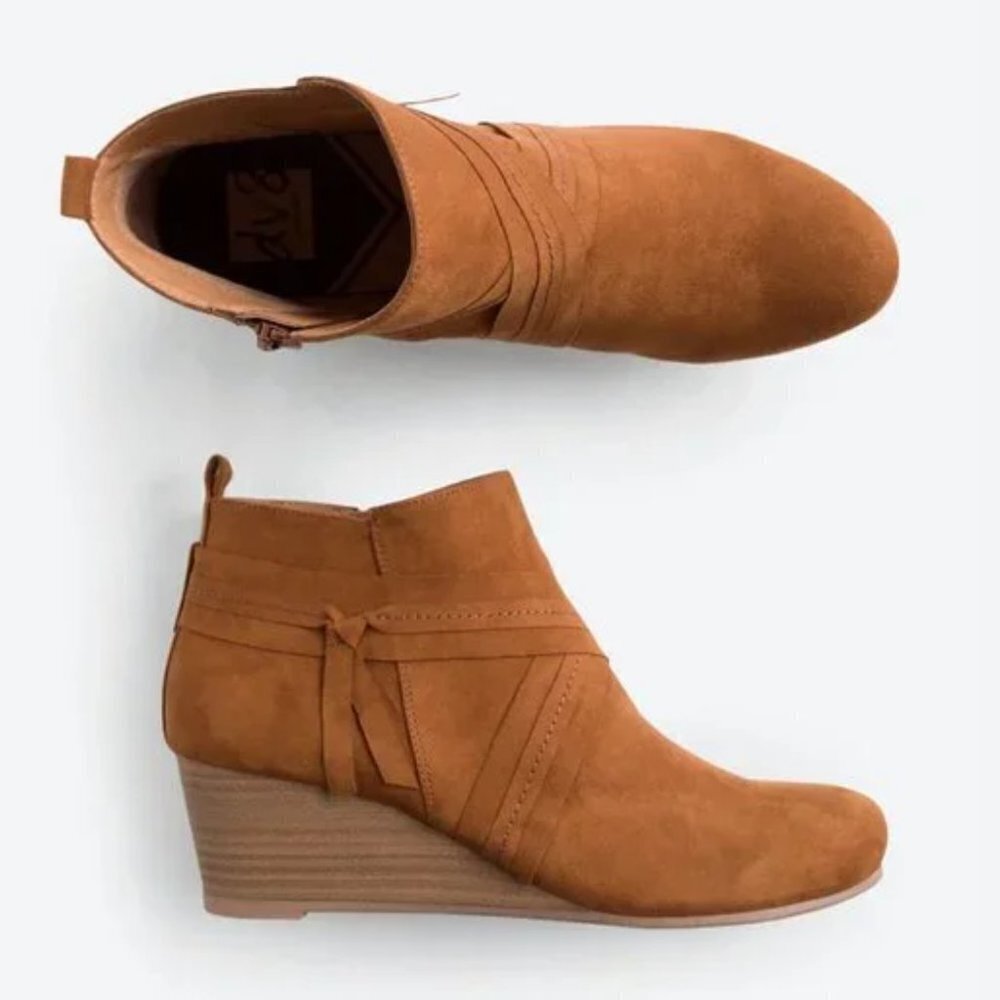DV8 by Dolce Vita Bethie Wedge Booties in Cognac Sz. 8.5 NEW